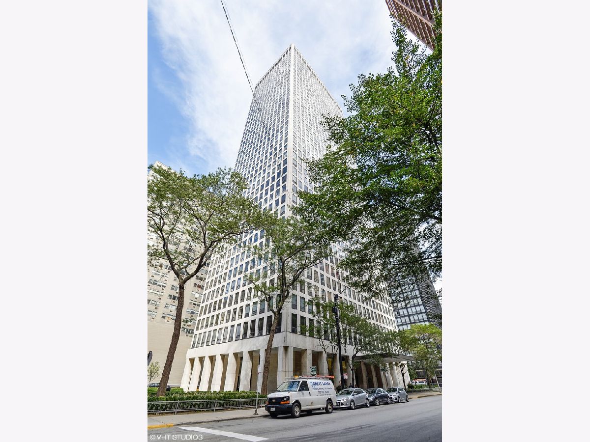 Condominiums Rented Plaza On Dewitt Chicago Illinois, 260 Chestnut