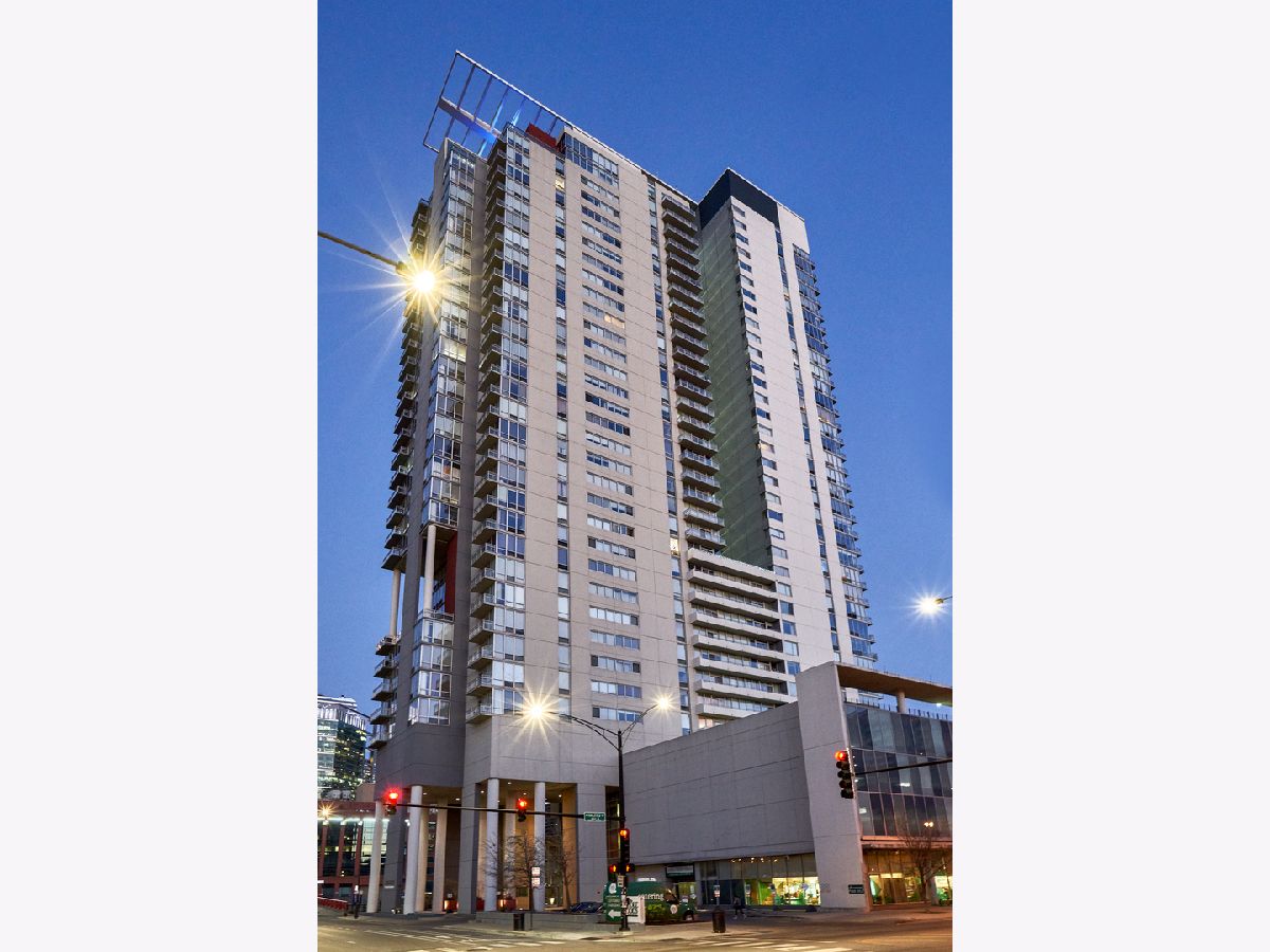 Condominiums Sold Skybridge Chicago Illinois, 737 Washington