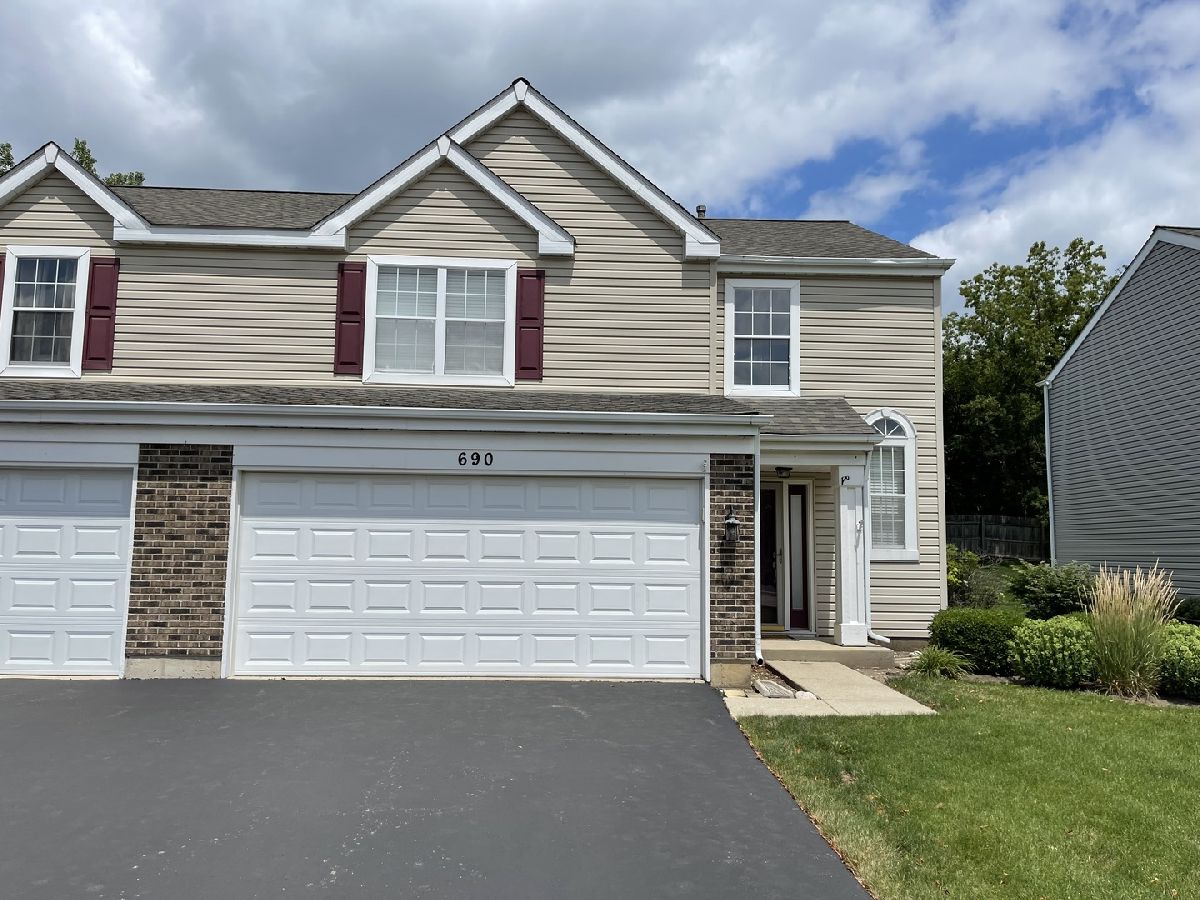 Townhomes Rented Mistwood Crystal Lake Illinois, 690 Savannah