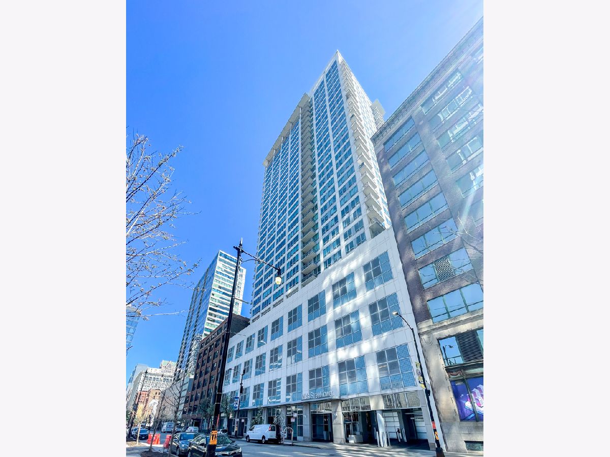 Condominiums Rented Wells Street Tower Chicago Illinois, 701 Wells
