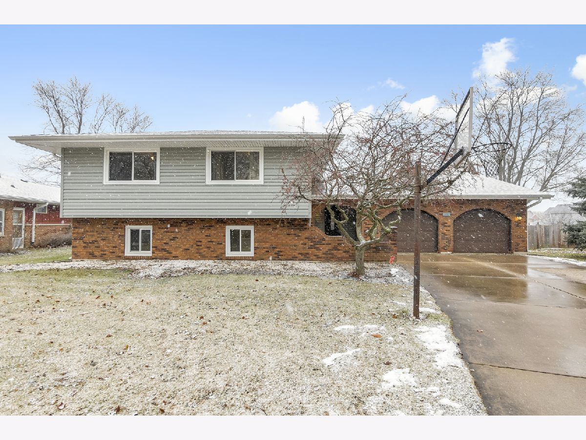 Homes & Condos & Townhomes Sold Country Squire Aurora Illinois, 1657 Lynn