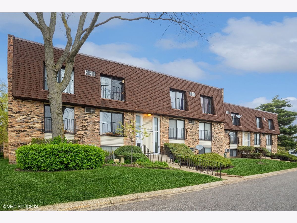 Condominiums Sold Watersedge Glendale Heights Illinois, 200 Waters Edge