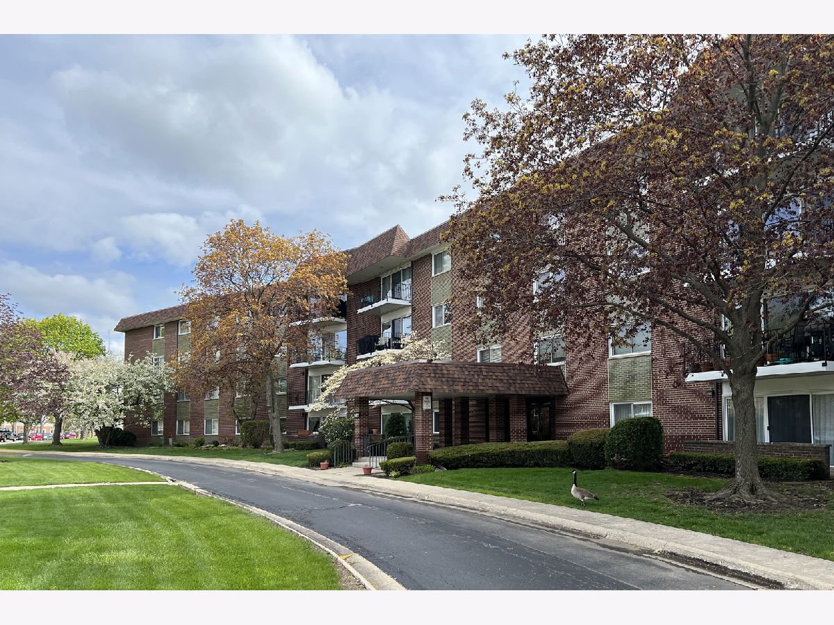 Condominiums & Homes Sold Green Acres Arlington Heights Illinois, 1025 Fernandez