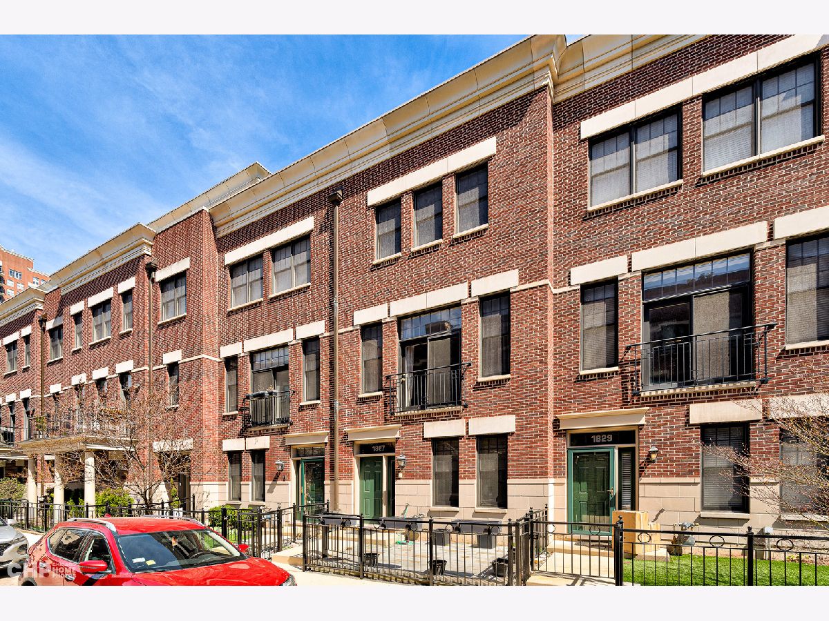 Townhomes & Condos Rented Commonwealth Chicago Illinois, 1827 Prairie