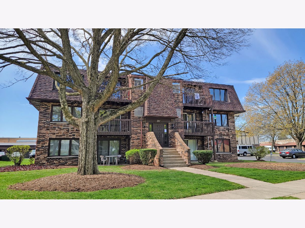 Condominiums Rented Trevor Court Crystal Lake Illinois, 207 Uteg