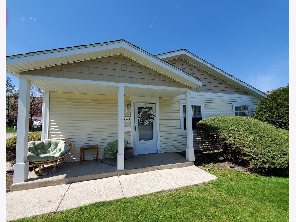 Townhomes & Condos Rented Cedar Run Wheeling Illinois, 1324 Wye
