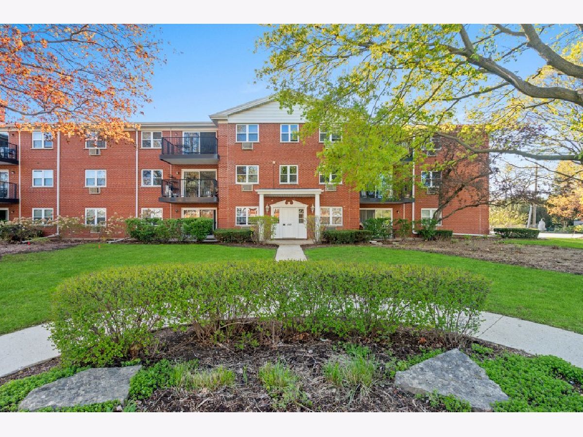 Homes & Condominiums Rented Eastwood Arlington Heights Illinois, 120 Lincoln