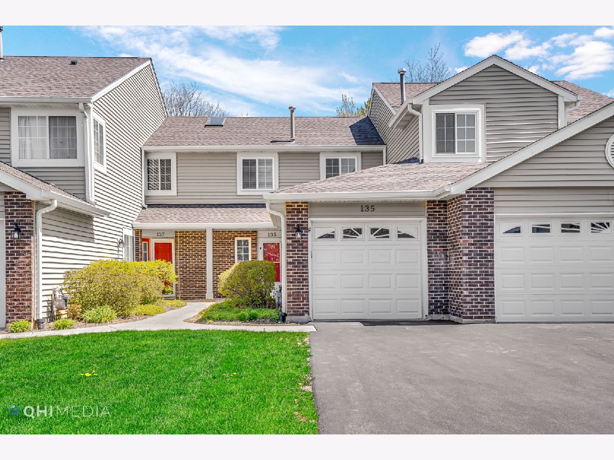 Townhomes & Condos Sold Sussex Square Streamwood Illinois, 135 Brittany
