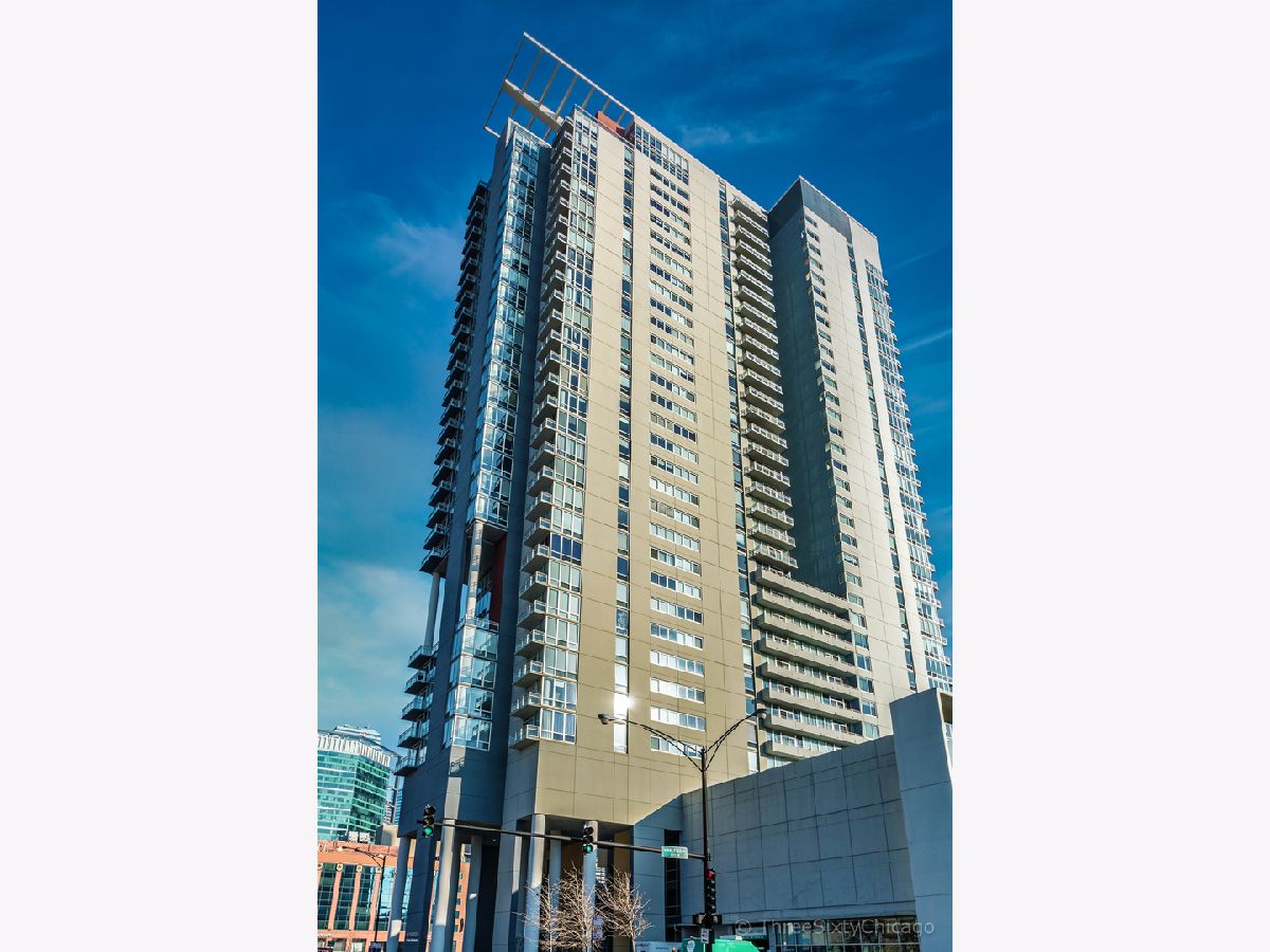 Condominiums Rented Skybridge Chicago Illinois, 737 Washington