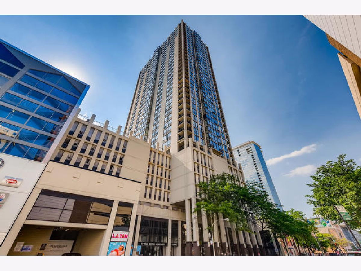 Condominiums Rented Elm At Clark Condos Chicago Illinois, 1122 Clark