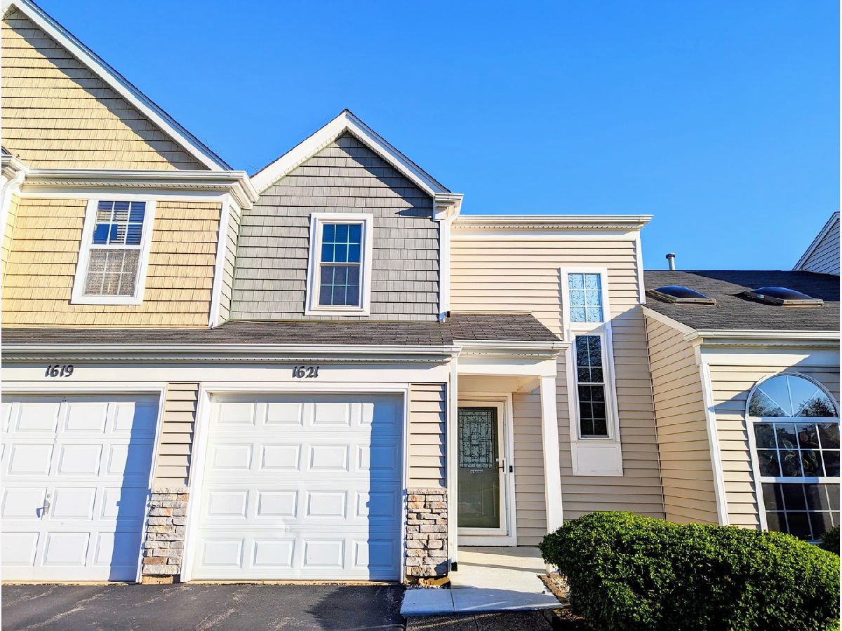 Townhomes & Homes Rented College Green Elgin Illinois, 1621 College Green