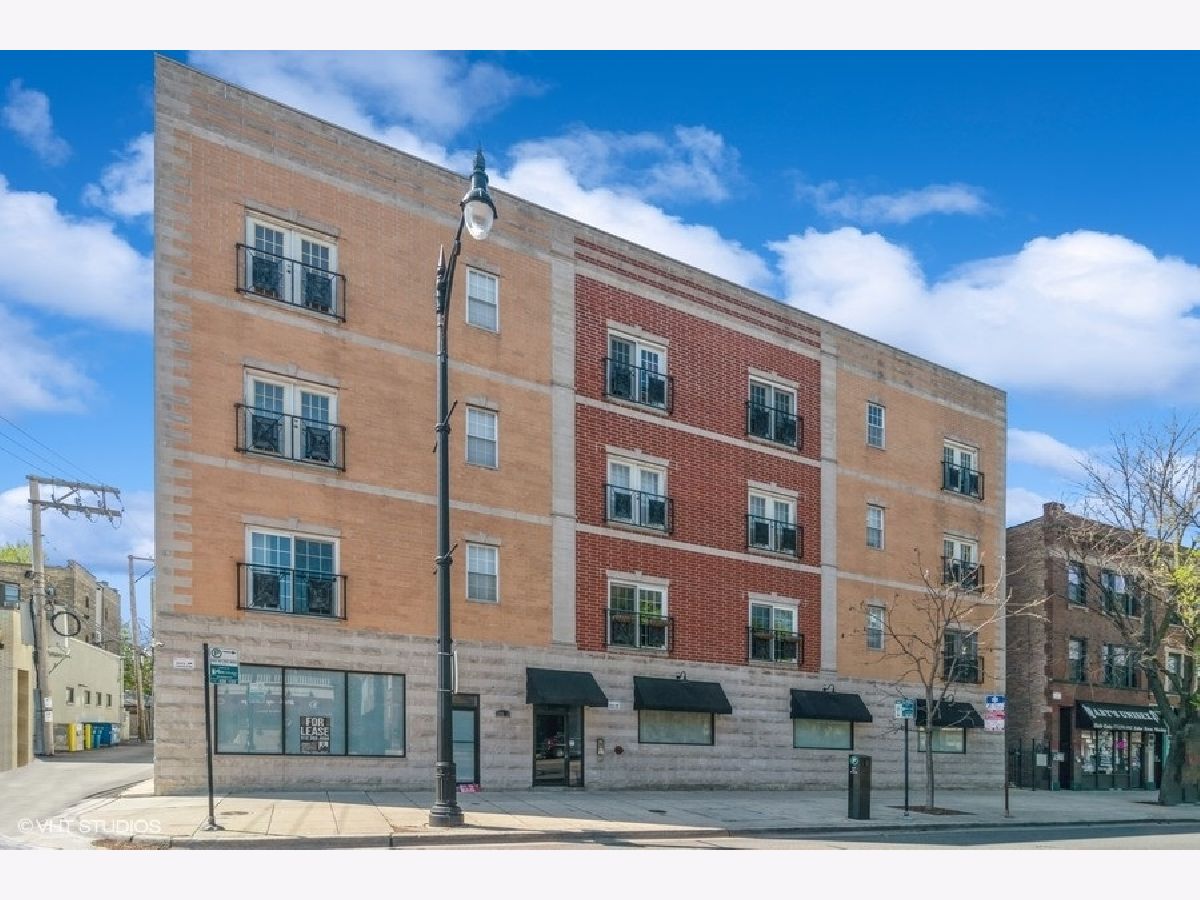 Condominiums Rented Fullerton Crossing Chicago Illinois, 3225 Fullerton