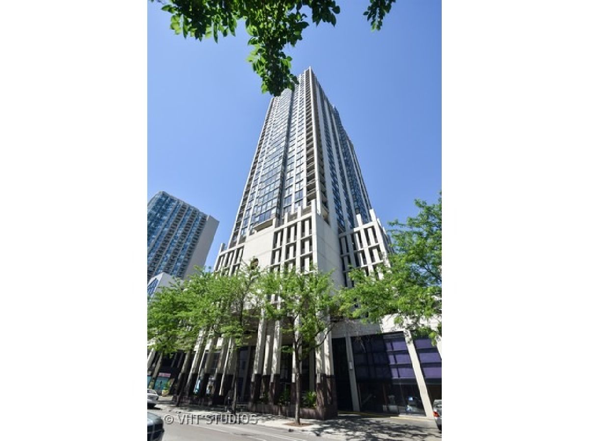 Condominiums Rented Elm At Clark Condos Chicago Illinois, 1122 Clark