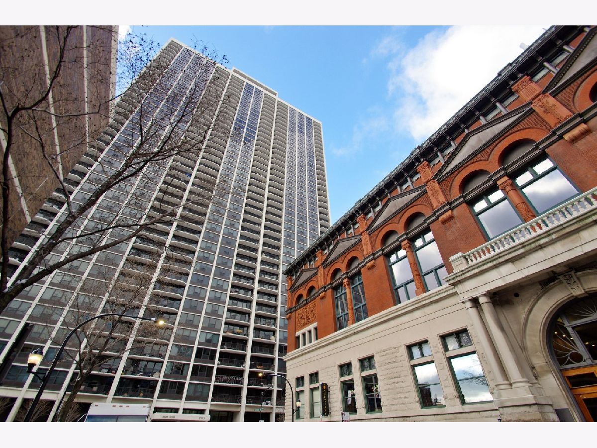 Sandburg Village Chicago IL, Condos & Townhomes For Sale & For Rent