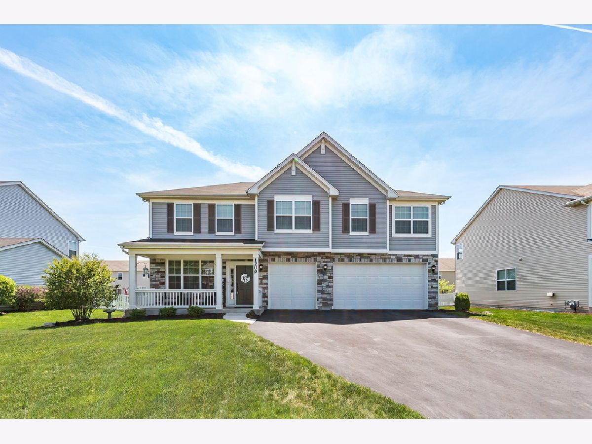 Homes Sold River Hills Bolingbrook Illinois, 1209 Winding