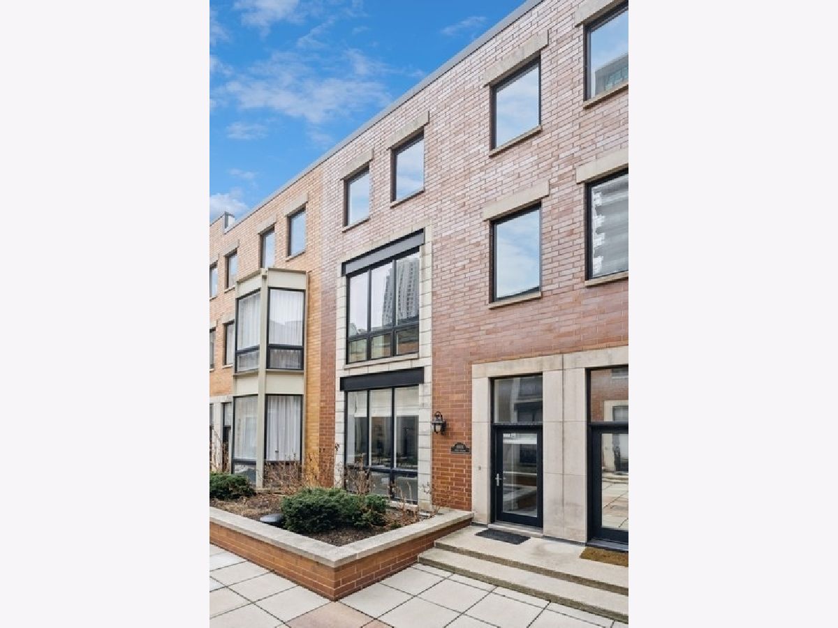 Townhomes Rented Fulton Court Chicago Illinois, 660 Fulton