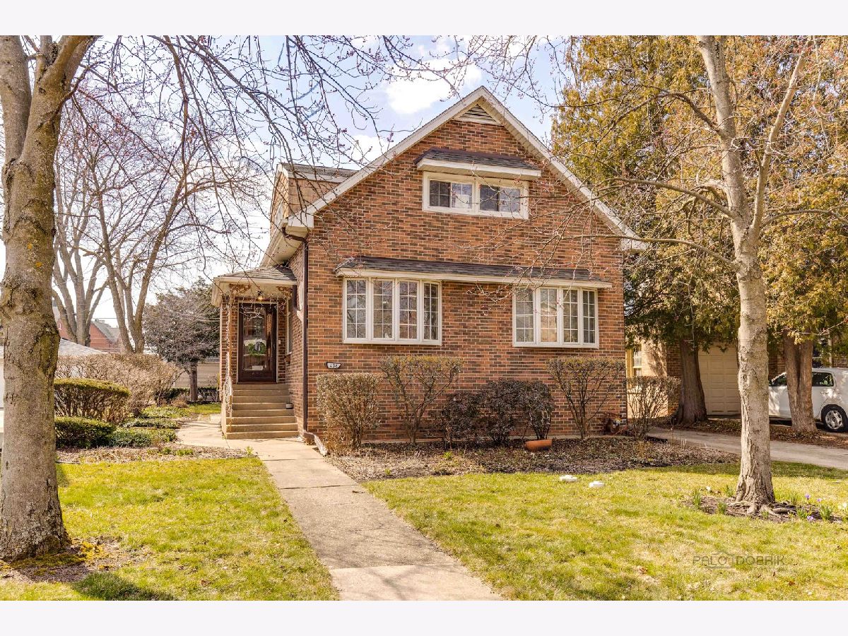 Homes & Condos & Townhomes Rented Silk Stocking Des Plaines Illinois, 636 Arlington