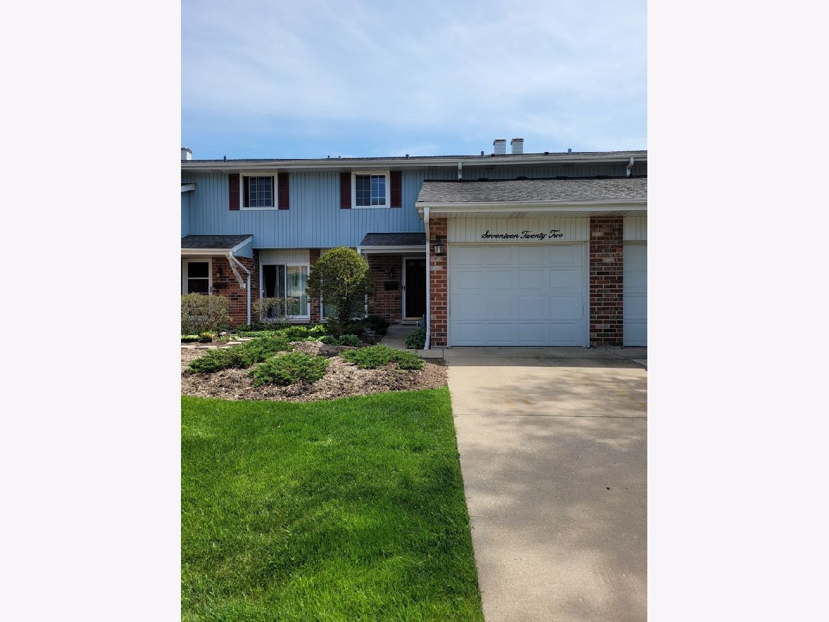 Homes & Townhomes & Condos Rented Briarcliffe Wheaton Illinois, 1722 Warwick