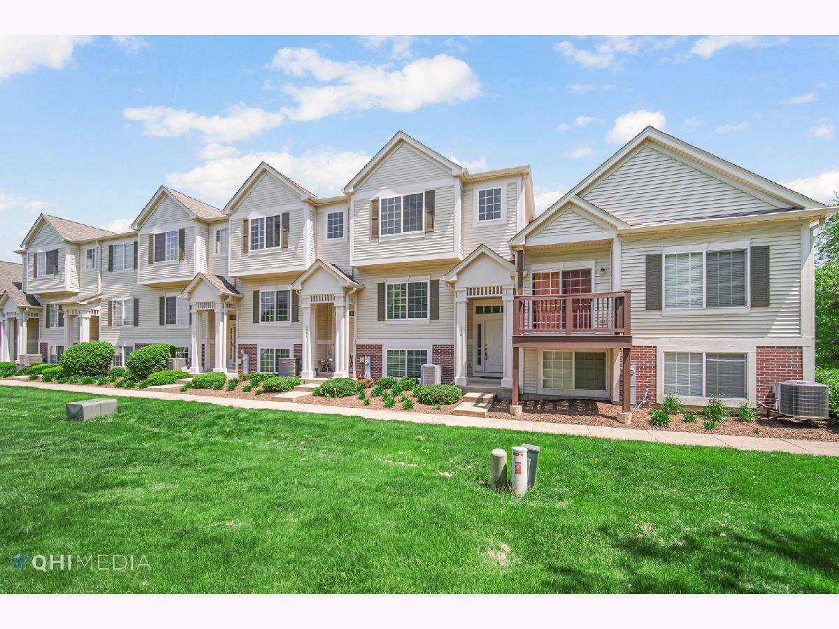 Townhomes & Condos & Homes Rented Grand Pointe Trails Aurora Illinois, 1739 Fredericksburg