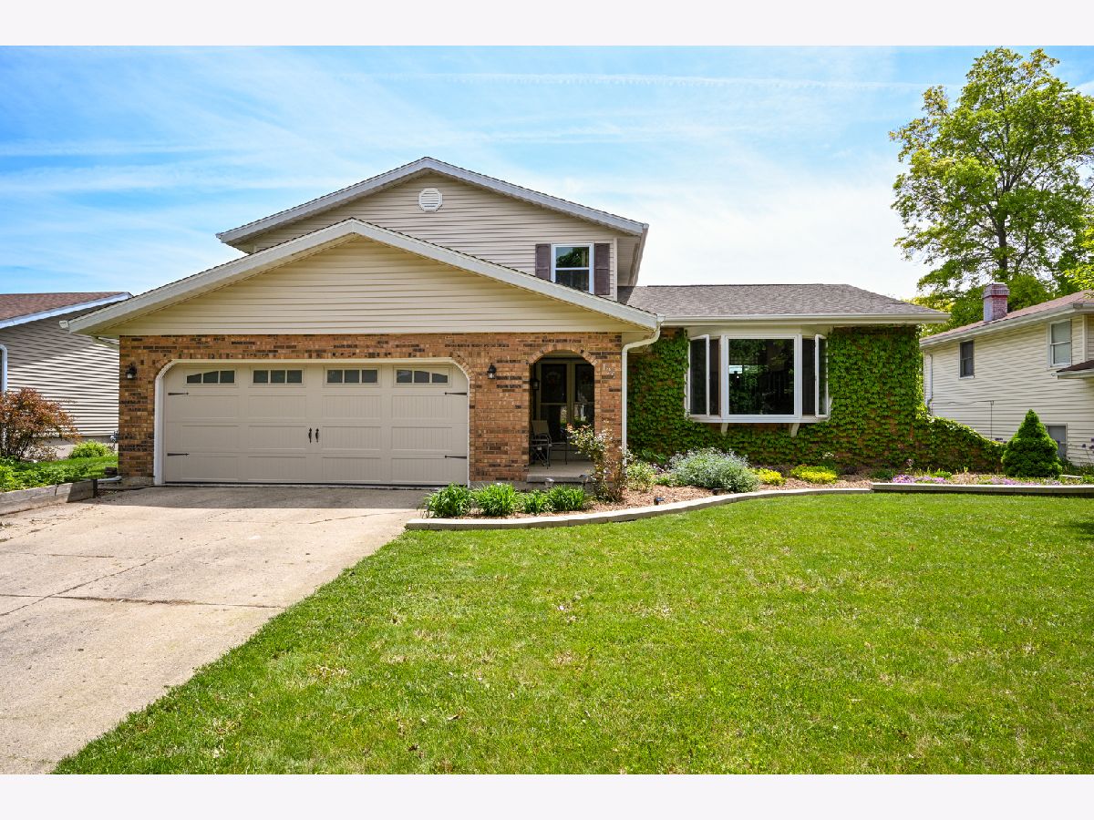Homes & Condos & Townhomes Sold Brookside Manor Oswego Illinois, 129 Hickory