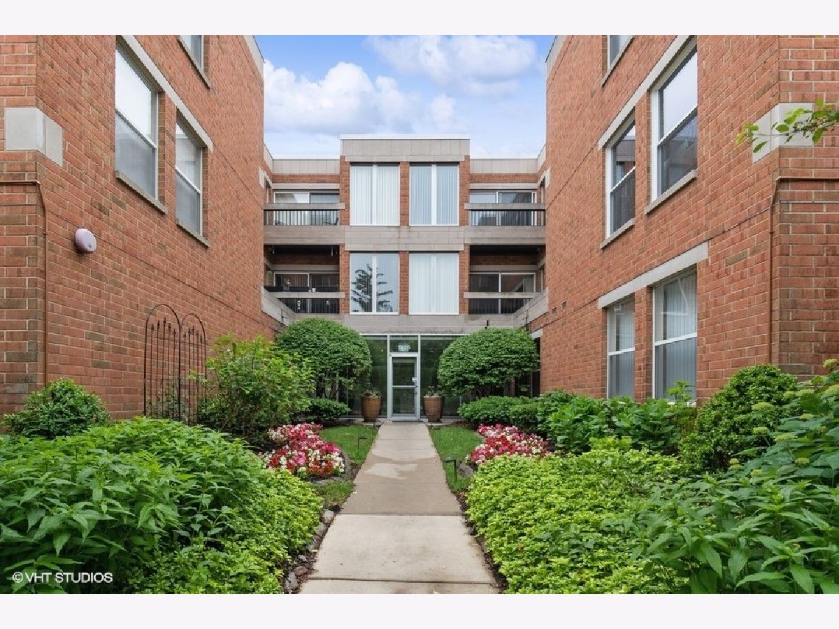 Condominiums Sold Lake Courts Wilmette Illinois, 1925 Lake