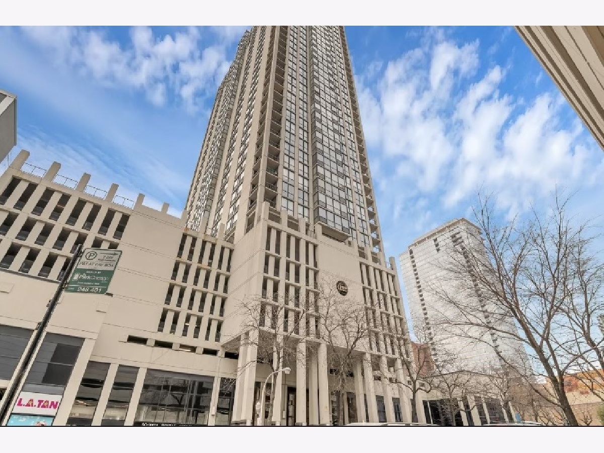 Condominiums Rented Elm At Clark Condos Chicago Illinois, 1122 Clark