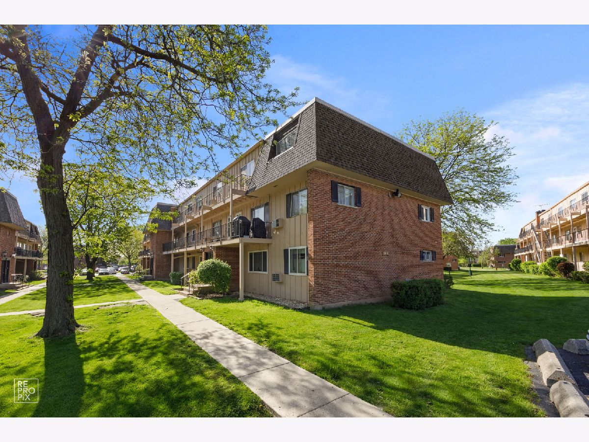 Condominiums Sold Coach Light Rolling Meadows Illinois, 2410 Algonquin