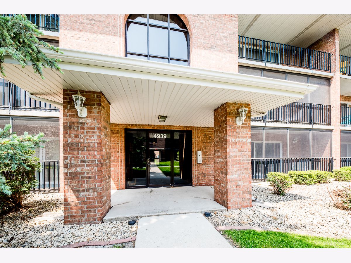 Condominiums Sold Circle Crest East Crestwood Illinois, 4939 Circle
