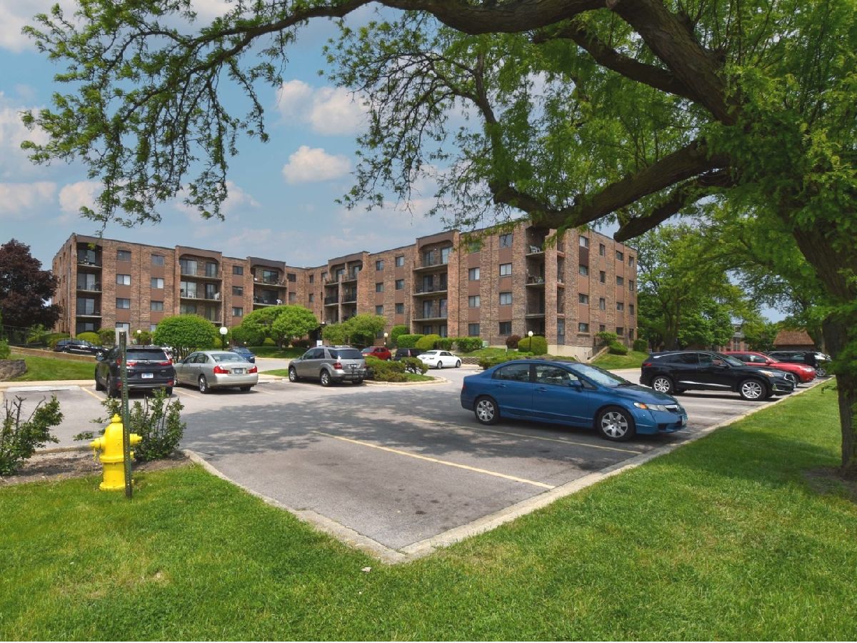 Condominiums Rented Lakeside Villas Mount Prospect Illinois, 601 Huntington Commons