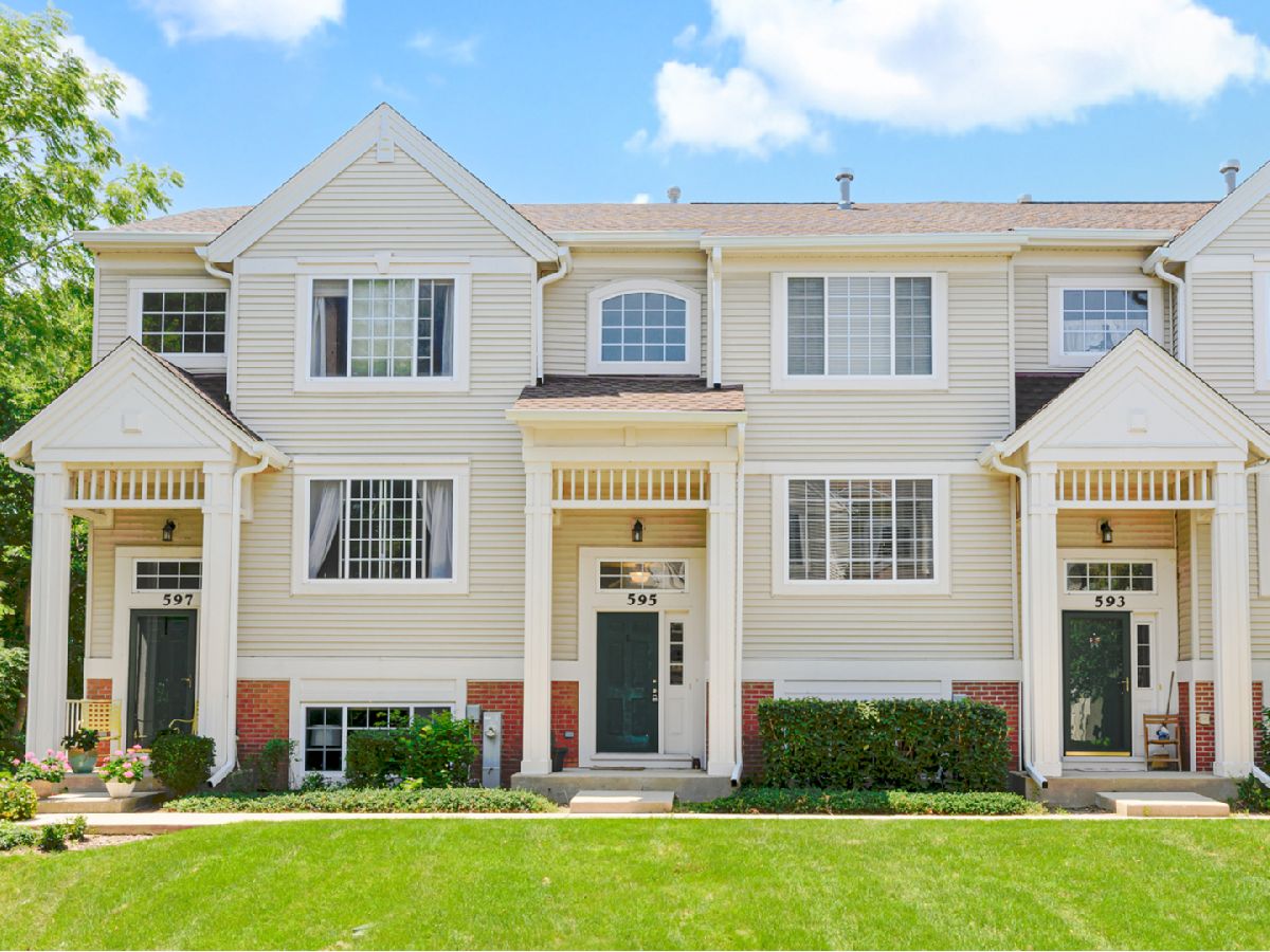 Townhomes & Condos & Homes Sold Cary Woods Cary Illinois, 595 Cary Woods