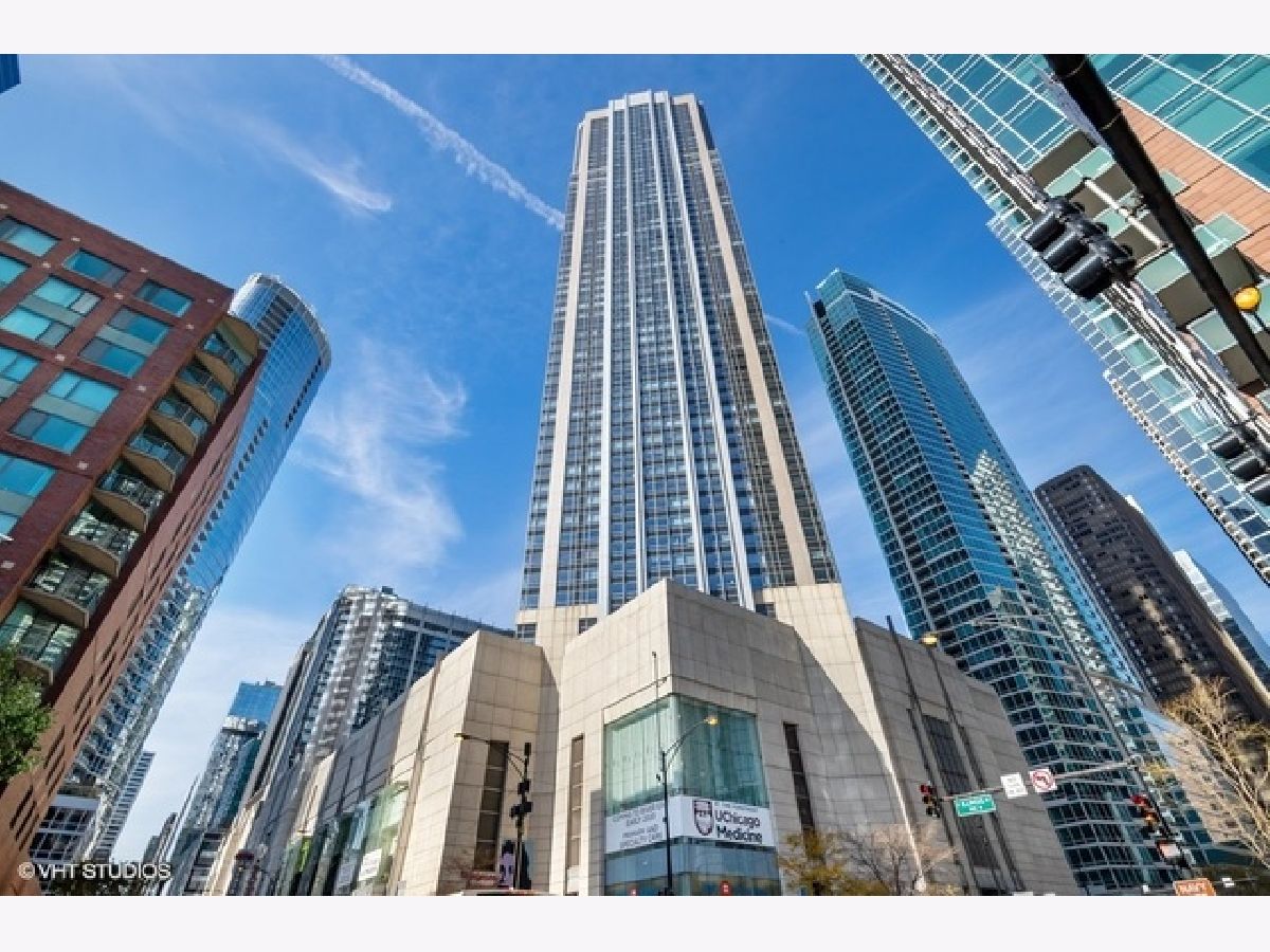 Condos & Townhomes Rented Residences At River East Chicago Illinois, 512 Mcclurg