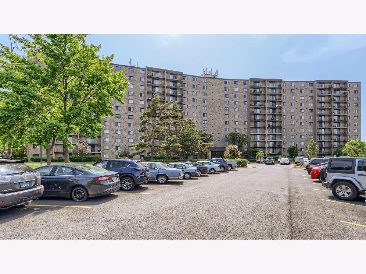 Condominiums Sold Lake Hinsdale Towers Willowbrook Illinois, 6340 Americana