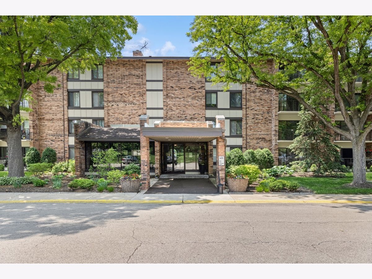 Lake Hinsdale Village Willowbrook IL, Condos & Townhomes For Sale & For