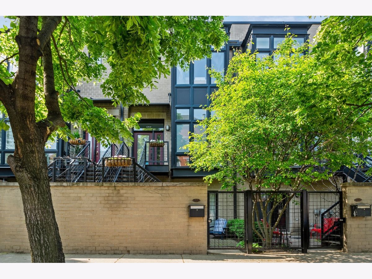 Condominiums & Homes Sold Lakeview Commons Chicago Illinois, 1717 Diversey