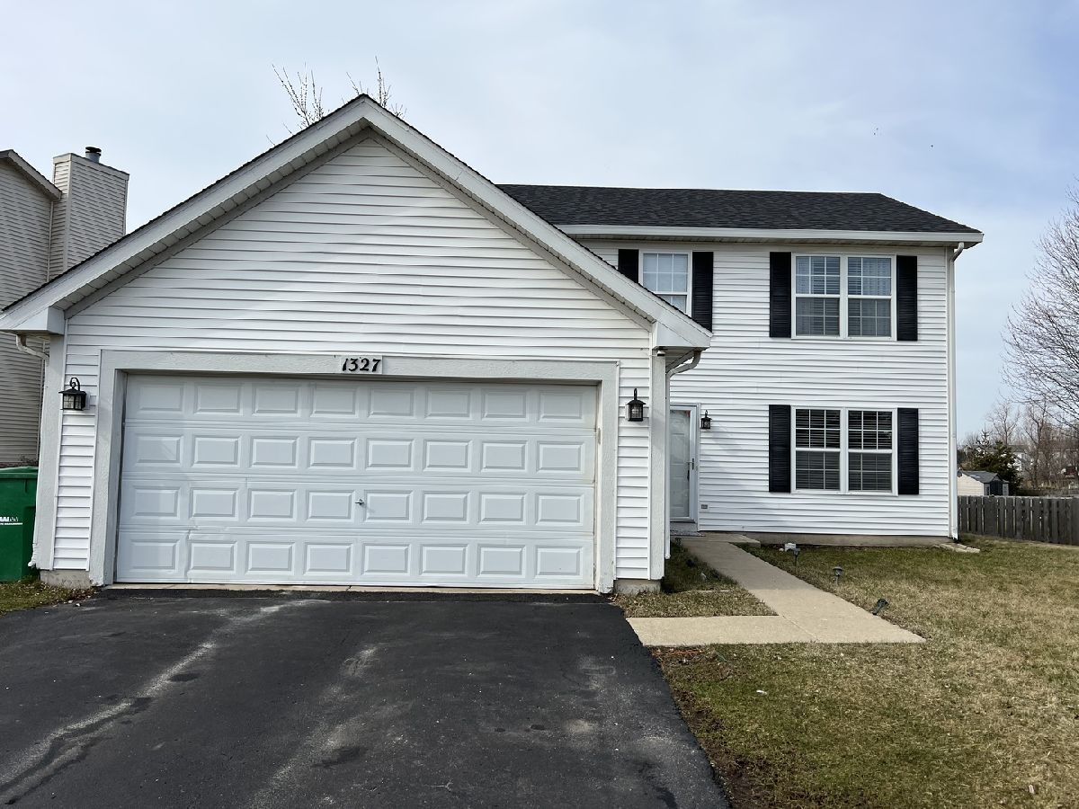 Homes Rented Lakewood Hills Round Lake Beach Illinois, 1327 Fox Chase