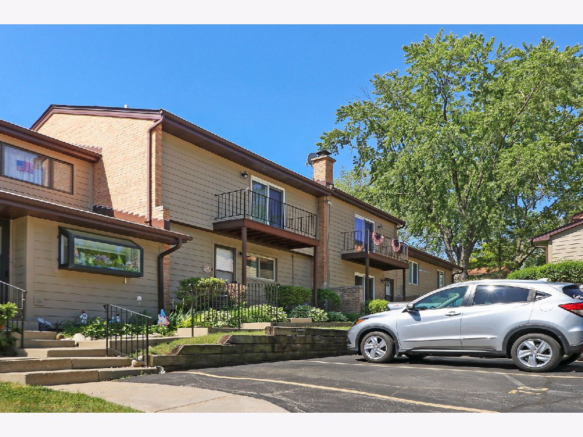 Townhomes & Condos Sold Woodhills Bay Colony Fox Lake Illinois, 68 Woodhills Bay