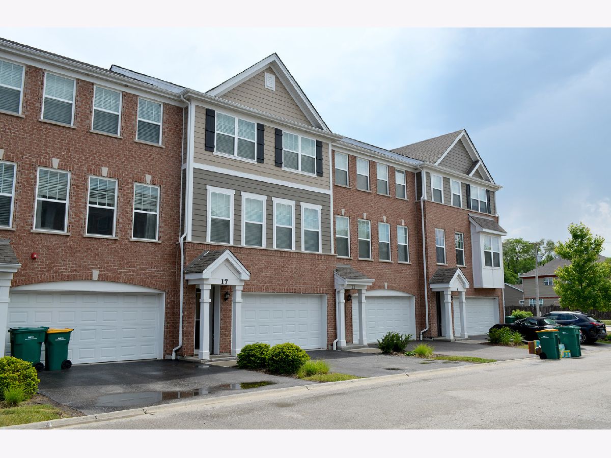 Condos & Townhomes Sold Wolf Crossing Wheeling Illinois, 17 Grey Wolf