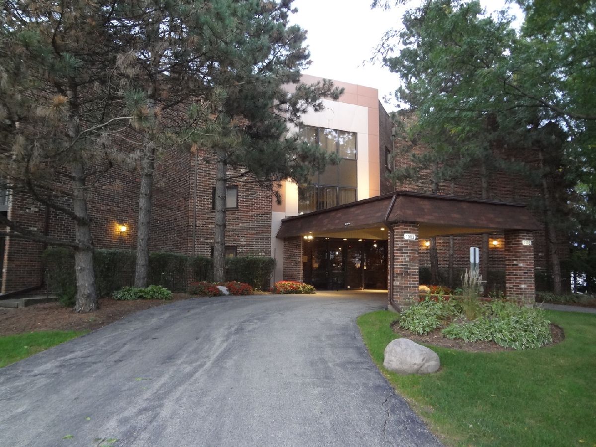 Condominiums Rented Glencove Estates Glenview Illinois, 1002 Castilian