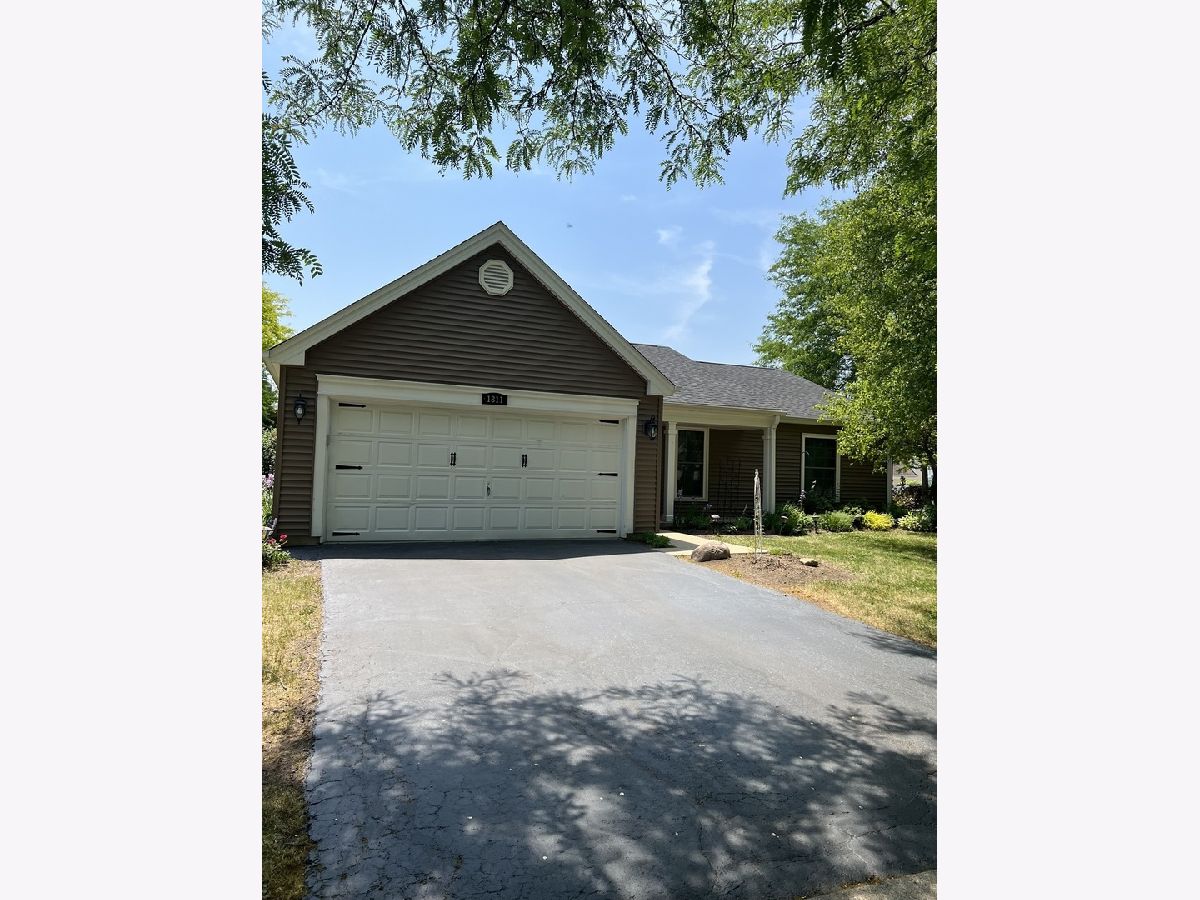 Townhomes & Homes Rented College Green Elgin Illinois, 1811 Mission Hills