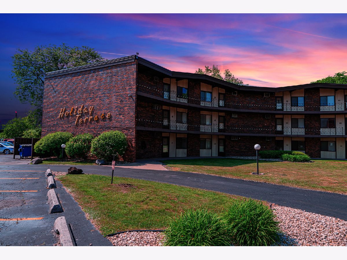 Condominiums Sold Holiday Terrace Lansing Illinois, 2303 Holiday