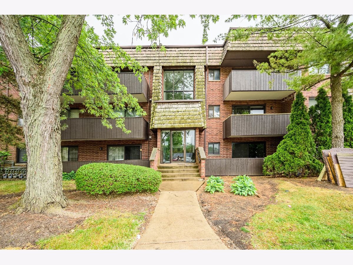 Condominiums Sold Timber Ridge Carol Stream Illinois, 484 Timber Ridge