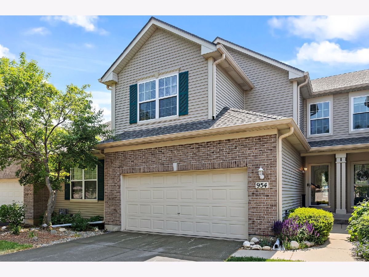 Townhomes & Homes Sold Oak Ridge Elgin Illinois, 954 Oak Ridge
