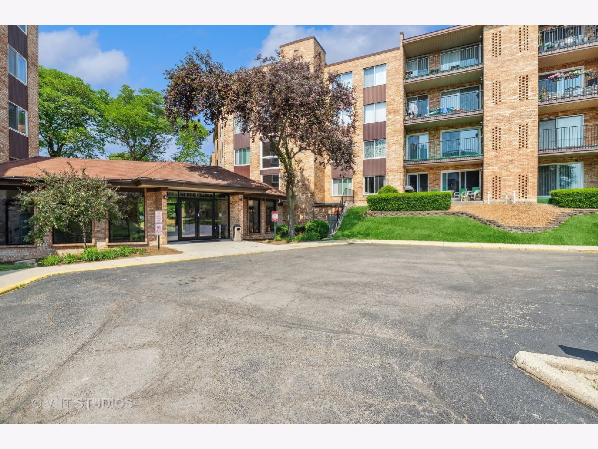 Condominiums Sold Huntington Commons Mount Prospect Illinois, 500 Huntington Commons