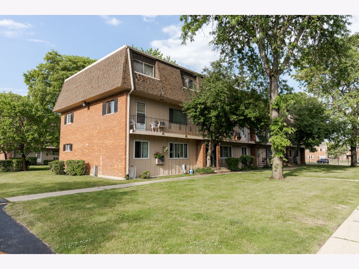 Condominiums Sold Coach Light Rolling Meadows Illinois, 2310 Algonquin
