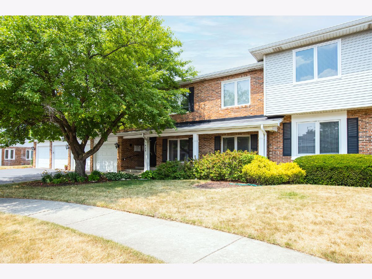 Condominiums Sold Creekside Court Naperville Illinois, 629 Dana
