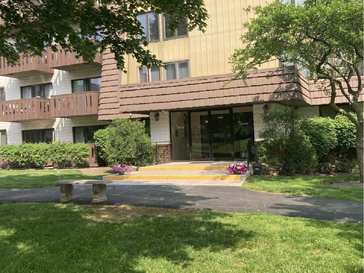 Townhomes & Condos Rented Whispering Lake Lake Bluff Illinois, 12900 Heiden