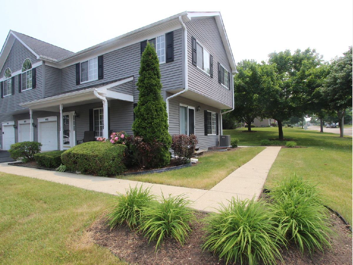 Townhomes & Condos & Homes Sold Woodcreek Village Lake In The Hills Illinois, 400 Village Creek