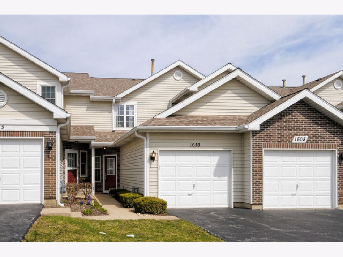 Townhomes Rented Woodhaven Mundelein Illinois, 1610 Woodhaven