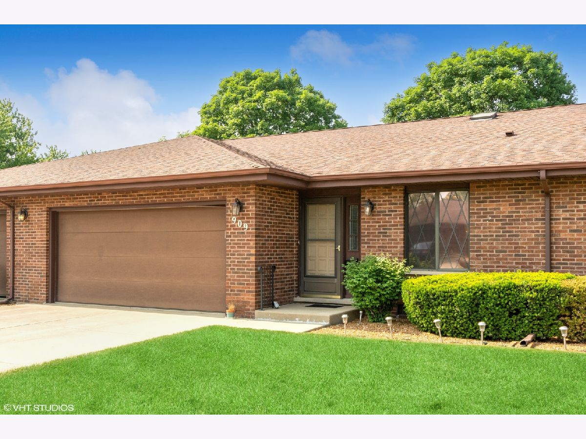 Condos & Townhomes Sold Country Villa New Lenox Illinois, 909 Shagbark
