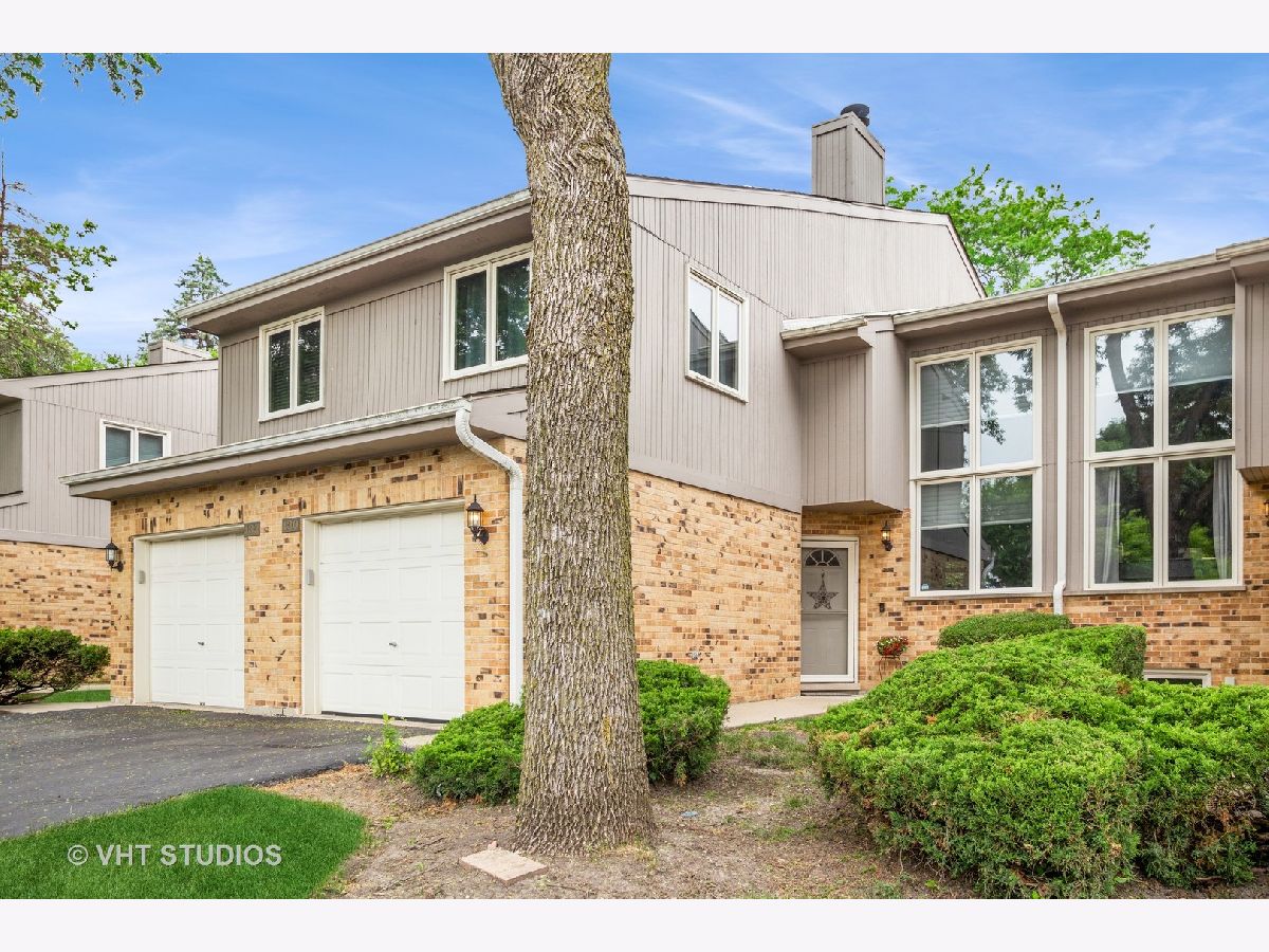 Condominiums Sold Butterfield Club Glen Ellyn Illinois, 22W130 Butterfield